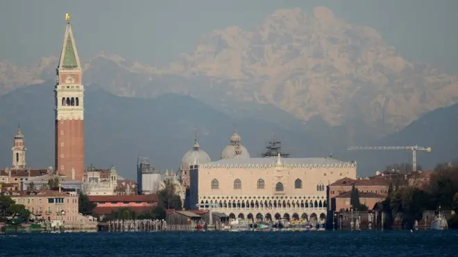 Interpress/Matteo Tagliapietra Venezia 26.11.2013.- Montagne innevate dietro Venezia. San Marco.