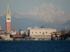 Interpress/Matteo Tagliapietra Venezia 26.11.2013.- Montagne innevate dietro Venezia. San Marco.