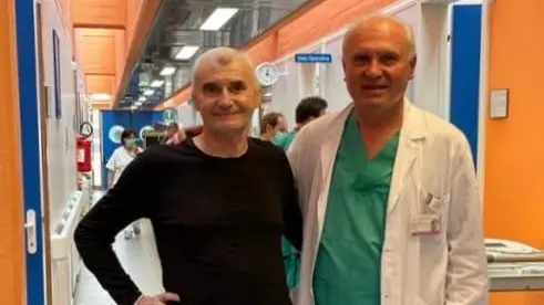 Giancarlo Chinello in corsia con il primario Salvatore Saccà autore dell’intervento eccezionale