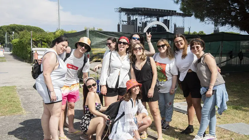 Un primo gruppo di fan già davanti allo stadio (fotoservizio Claudio Vianello)
