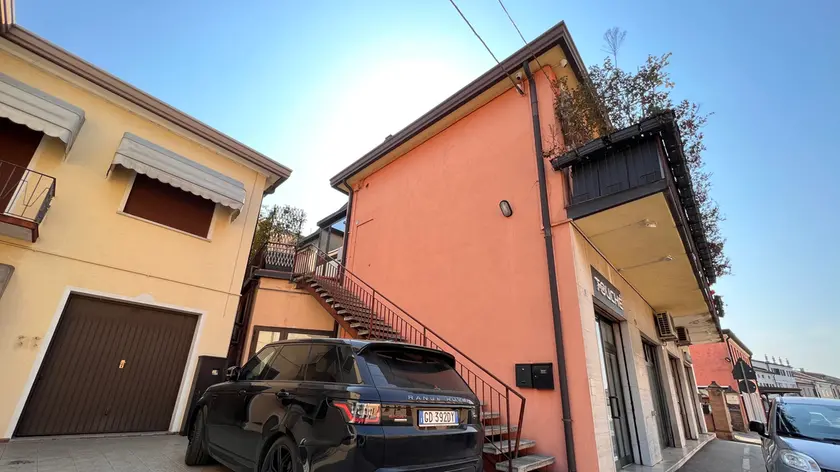 La casa e la Range Rover di Rigato foto pòrcile