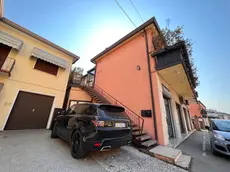 La casa e la Range Rover di Rigato foto pòrcile