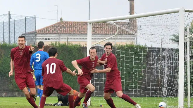 (CRUCCU) GRUARO 03/11/2013 MATTEO BOEM.GRUARO VS PORTOGRUARO (MAGLIA GRANATA).IL II¡ GOL DEL PORTOGRUARO...