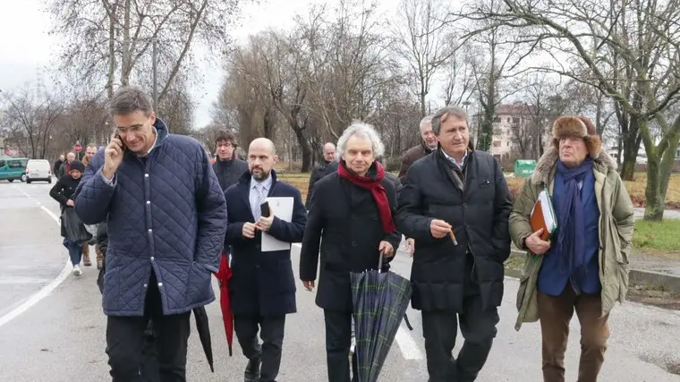 Foto Agenzia Candussi/ Scattolin/ Marghera zona Vaschette/ Sopralluogo nei luoghi di degrado della città assieme al sindaco di Venezia Brugnaro e al presidente della commissione parlamentare d'inchiesta Causin