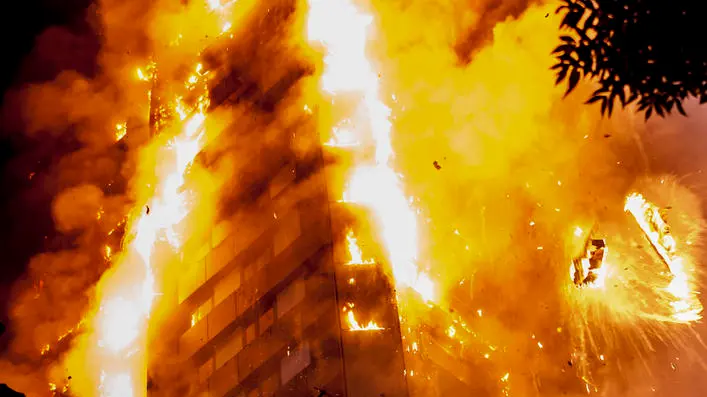 14/06/2017 Londra. Il grande incendio divampato nella torre di Grenfell a White City. Le fiamme hanno inghiottito l'edificio di 27 piani, 200 pompieri hanno partecipato all'operazione di spegnimento