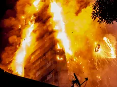 14/06/2017 Londra. Il grande incendio divampato nella torre di Grenfell a White City. Le fiamme hanno inghiottito l'edificio di 27 piani, 200 pompieri hanno partecipato all'operazione di spegnimento