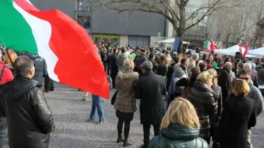 Gianni De Checchi e sopra la manifestazione di sabato in piazzetta Coin a Mestre