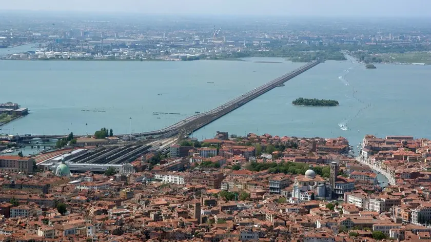 Interpress/Mazzega Venezia, 22.04.2015.- FOTO AEREE Nella foto Venezia e Ponte della Libertà