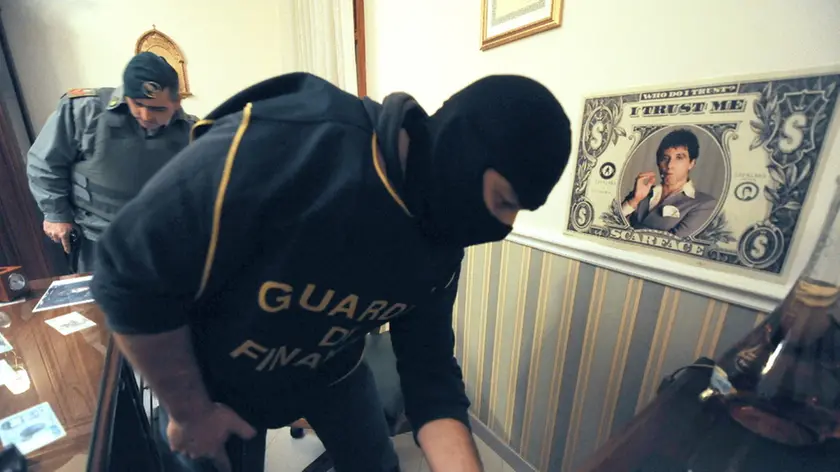 Un'immagine del blitz di questa notte della guardia di finanza e dei carabinieri alla ricerca dei sei responsabili di un raid punitivo avvenuto lo scorso marzo in provincia di Napoli.ANSA/IAN
