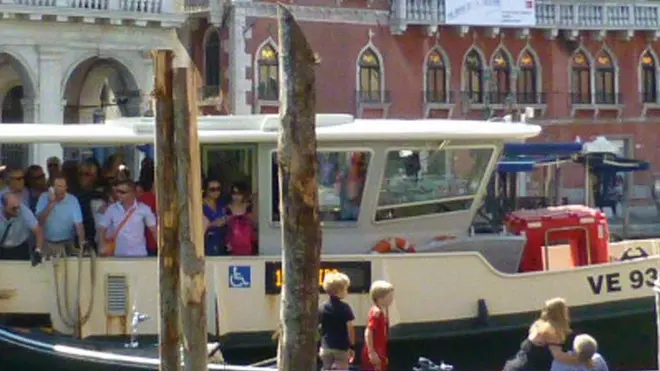 Interpress/Mazzega Vitucci Venezia, 17.08.2013.- Incidente mortale in Canal Grande, Vaporino della linea 1 sperona una gondola con quattro turisti tedeschi.- Nella foto subito dopo l'incidente, la moglie sostiene la testa al marito