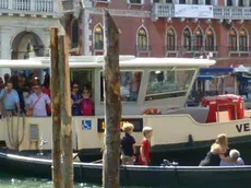 Interpress/Mazzega Vitucci Venezia, 17.08.2013.- Incidente mortale in Canal Grande, Vaporino della linea 1 sperona una gondola con quattro turisti tedeschi.- Nella foto subito dopo l'incidente, la moglie sostiene la testa al marito