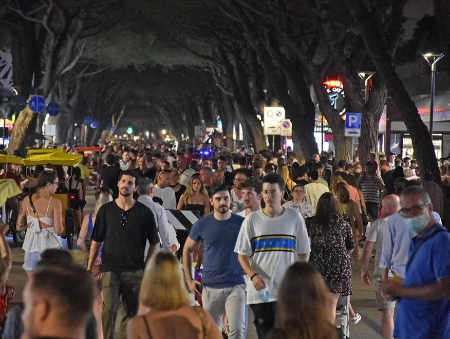 SCATTOLIN - TOMMASELLA - JESOLO - PIAZZA MAZZINI CONTROLLI FORZE ORDINE SABATO 27 SERA - FOLLA DI GIOVANI