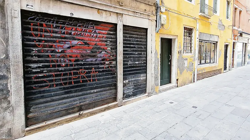 I negozi di kebab chiusi in calle del Forno, vicino a Campo Santa Margherita (foto Interpress)