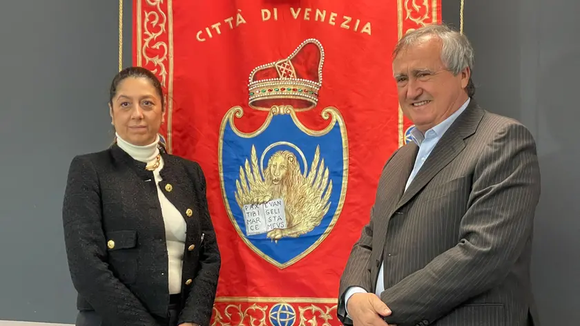 Elisabetta Pesce con il sindaco Luigi Brugnaro