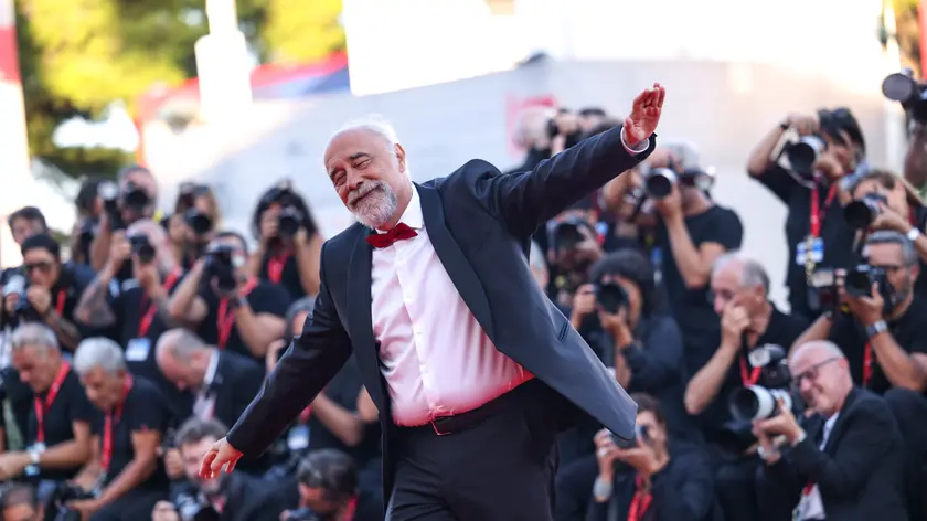 Il regista Giorgio Diritti sul red carpet della Mostra del Cinema per il film "Lubo"