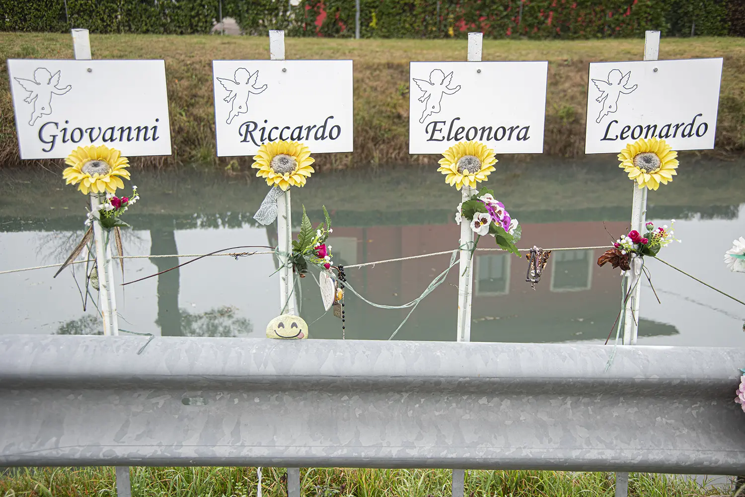 Le croci con i nomi dei quattro ragazzi morti a luglio 2019 (foto Vianello)