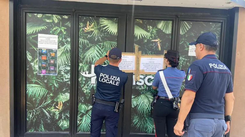 Polizia e carabinieri notificano il provvedimento