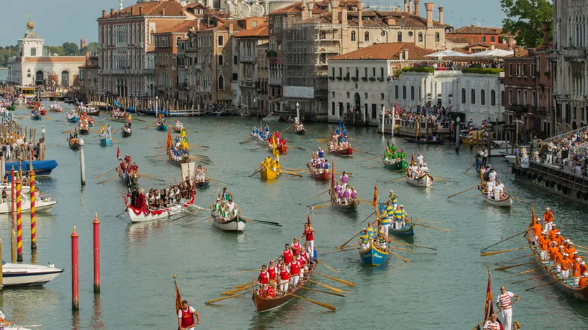 Every first Sunday of September takes place the Historical Regatta ('Regata Storica'), a competition between Venetian boats and gondolas. This famous and important event is watched by thousands of people from the banks or from floating stands. Gondoliers in typical 16th century costumes sail the Grand Canal from Piazza San Marco to Rialto Bridge.
