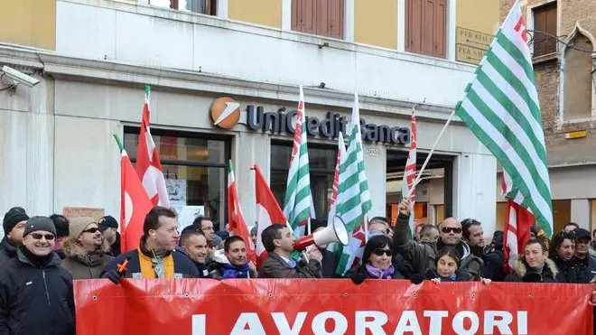 Morsego Venezia 16.11.2011.- Manifestazione lavoratori PANSAC davanti all'Uniceedit Banca a San Salvador.- Interpress