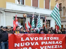 Morsego Venezia 16.11.2011.- Manifestazione lavoratori PANSAC davanti all'Uniceedit Banca a San Salvador.- Interpress