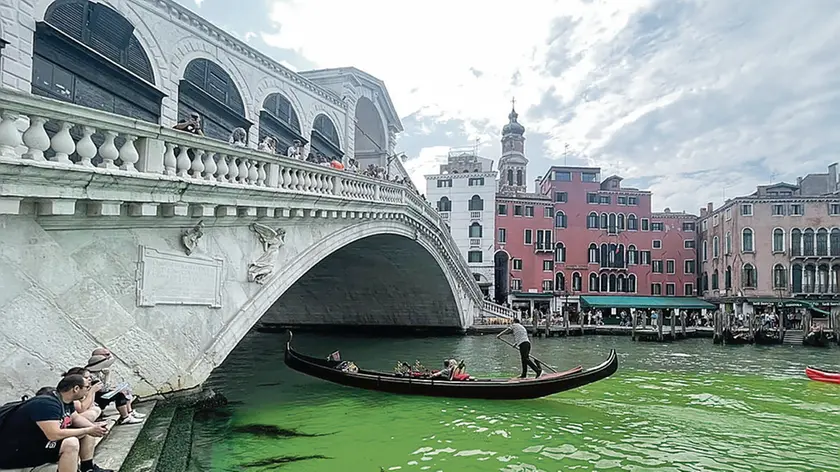 Il Canal Grande colorato di verde fosforescente