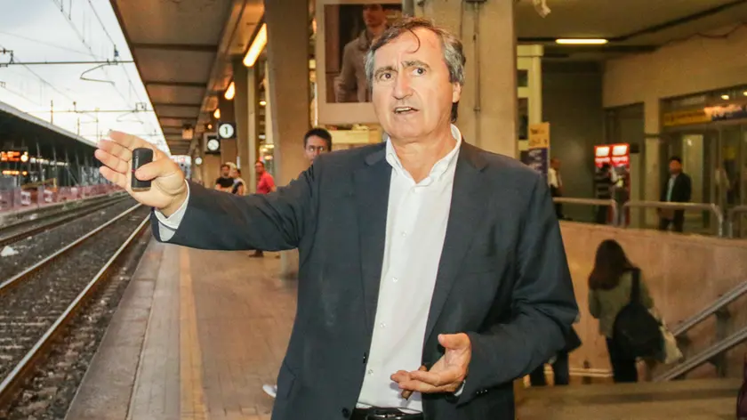 GIORNALISTA: Artico .AGENZIA FOTO: Candussi.LUOGO: Mestre .DESCRIZIONE: il neosindaco Brugnaro visita la zona di via Piave - nella foto alla stazione FS