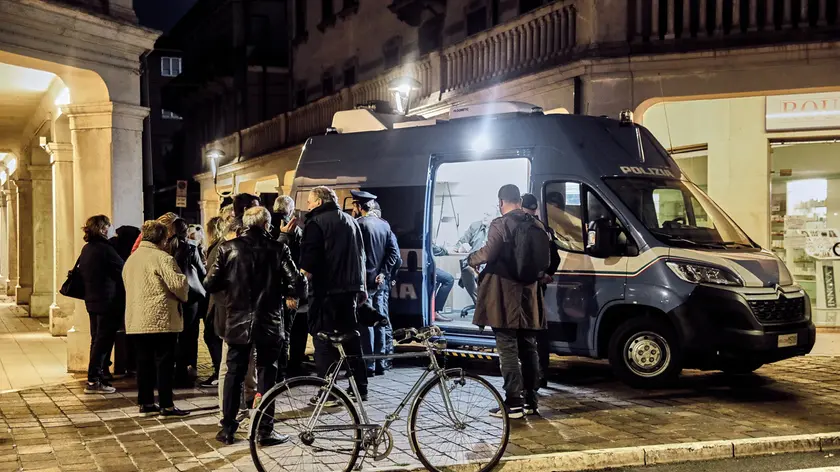 04/11/2022 Mestre. il questore di Venezia, Maurizio Masciopinto, in via Piave con il camper della polizia per incontrare i cittadini