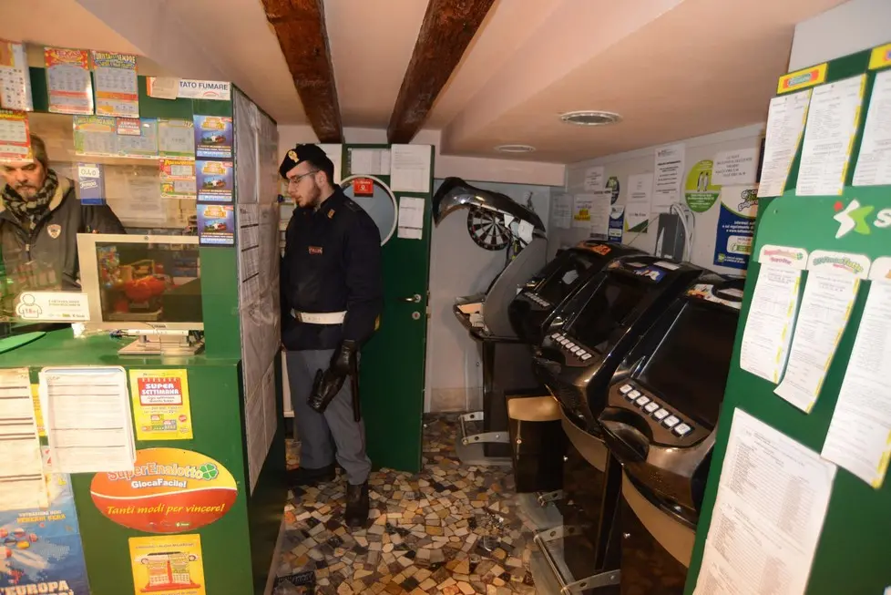 Interpress/M.Tagliapietra Venezia 19.03.2015.- Furto nella Ricevitoria San Bartolomeo, San Marco 5438. Bottino: 1200 euro di grattaevinci, 2400 euro slot machine, un computer portatile. Sopraluogo della Polizia di Stato con il titolare Paolo Tagliapietra ed il figlio Andrea.