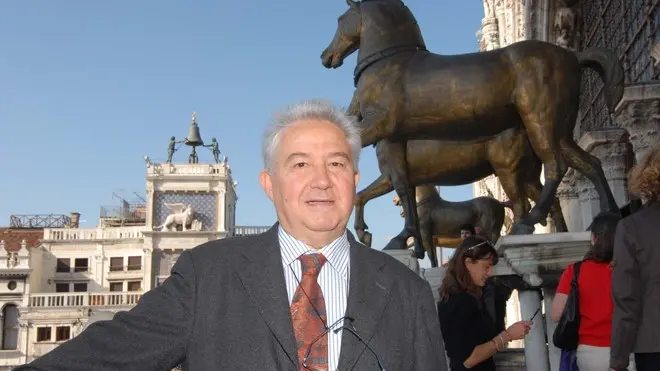 16/10/2006.-RESTAURATE LE COPIE DEI CAVALLI DI S.MARCO DA HERMES.NELLA FOTO L'ARCH. VIO ETTORE PROTO DI S.MARCO -INTERPRESS/ AGOSTINI- COLTRO -