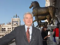 16/10/2006.-RESTAURATE LE COPIE DEI CAVALLI DI S.MARCO DA HERMES.NELLA FOTO L'ARCH. VIO ETTORE PROTO DI S.MARCO -INTERPRESS/ AGOSTINI- COLTRO -