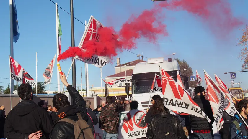 Foto Agenzia Candussi/Scattolin/Via Dei Petroli, Mestre / Manifestazioni grandi navi veloci