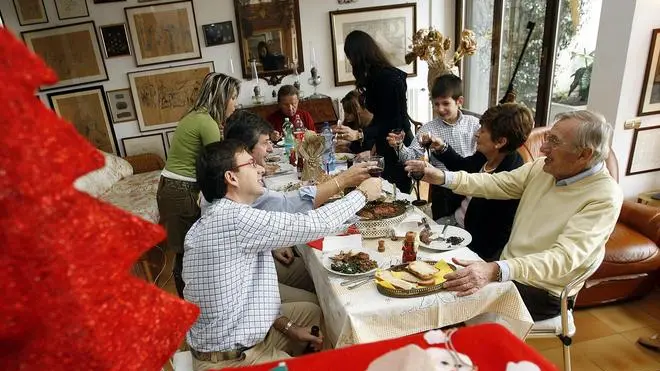 20071225 - MILANO- LIF - NATALE: TRADIZIONALE PRANZO IN FAMIGLIA A MILANO. Una famiglia durante il pranzo festeggia il Natale a casa con famigliari ed amici, oggi a Milano. ANSA/DANIEL DAL ZENNARO/DRN
