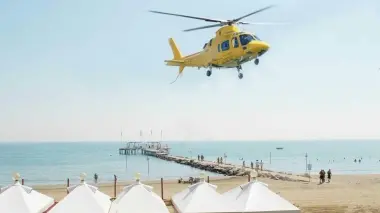 L’elicottero del Suem durante un’operazione di soccorso al mare