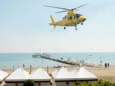 L’elicottero del Suem durante un’operazione di soccorso al mare