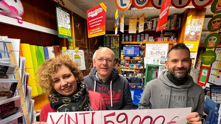 Arianna, Franco e Cristian della tabaccheria La Coccinella mostrano la vincita