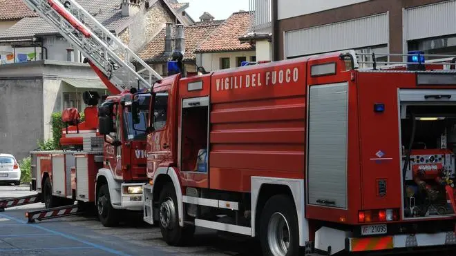 Belluno, 30 giugno 2010. una bombola esplode in un appartamente di via caffi. - Sopra l'autoscala utilizzata per salire al terzo piano dell'edificio interessato dalle fiamme