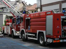 Belluno, 30 giugno 2010. una bombola esplode in un appartamente di via caffi. - Sopra l'autoscala utilizzata per salire al terzo piano dell'edificio interessato dalle fiamme