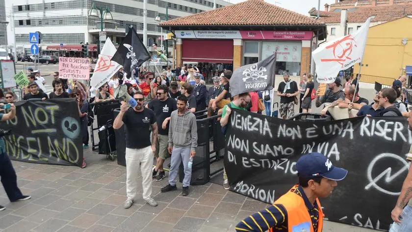 Interpress/M.Tagliapietra Venezia 29.04.2018.- Manifestazione No Global/Centri Sociali. aperti i tornelli Ponte Calatrava e poi riposizionati dalla Polizia Municipale. Tommaso Cacciari.