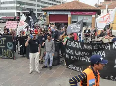 Interpress/M.Tagliapietra Venezia 29.04.2018.- Manifestazione No Global/Centri Sociali. aperti i tornelli Ponte Calatrava e poi riposizionati dalla Polizia Municipale. Tommaso Cacciari.