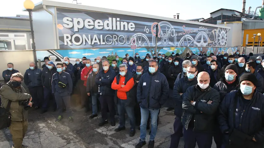 Un'assemblea sindacale dei lavoratori di Speedline (foto Pòrcile)