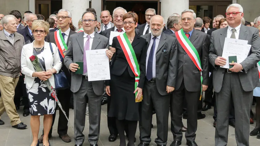 GIORNALISTA: Bon AGENZIA FOTO: Candussi LUOGO: Mestre, teatro Toniolo DESCRIZIONE: premiazione delle persone che si sono distinte nel loro lavoro - nella foto i premiati della provincia di Venezia