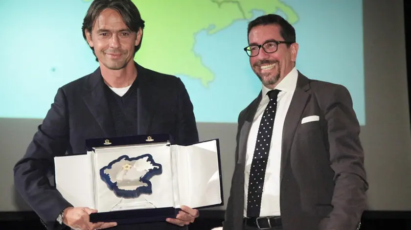 Filippo Inzaghi ha ricevuto il riconoscimento dall'Aic come miglior allenatore del Triveneto 2016-17