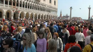 Ressa di turisti in piazza San Marco