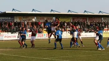 VINCENTE. E’ il 43’ della ripresa Adriano incorna di precisione. Per il Rovigo è notte, per il Ballarin è il tripudio (fotoservizio Rasty)