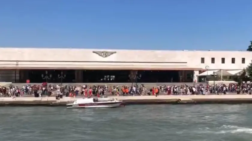 Le persone rimaste fuori dalla stazione dopo l'allarme bomba