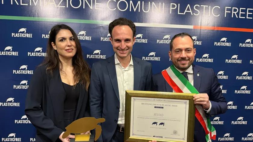 Plastic free: la consegna del riconoscimento al sindaco e all'assessora di Jesolo