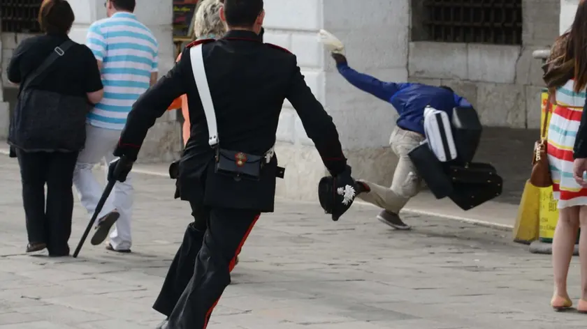 Interpress/M.Tagliapietra Venezia 18.04.2016.- Carabinieri rincorrono i venditori abusivi, sequestrano le borse e uno di loro lo portano in caserma. Riva degli Schiavoni, San Zaccaria.