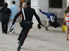 Interpress/M.Tagliapietra Venezia 18.04.2016.- Carabinieri rincorrono i venditori abusivi, sequestrano le borse e uno di loro lo portano in caserma. Riva degli Schiavoni, San Zaccaria.