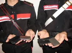 Due carabinieri mostrano le lastre di metallo vendute da un napoletano fingendo fossero l'ultimo modello di I-Phone 4, Roma, 6 ottobre 2011. ANSA / UFFICIO STAMPA CARABINIERI+++NO SALES - EDITORIAL USE ONLY++++