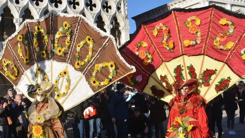 Interpress/Mazzega Venezia, 04.02.2016.- Carnevale di Venezia, maschere a San Marco